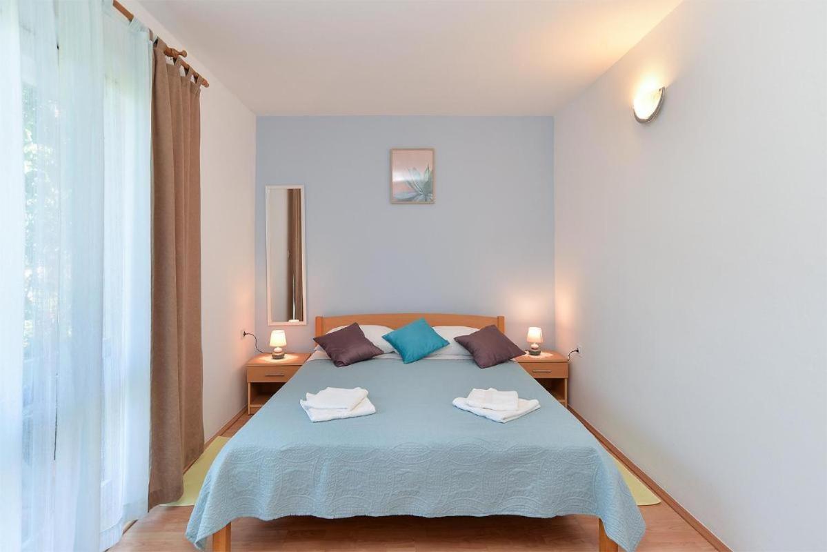 Spacious With Garden Apartment *