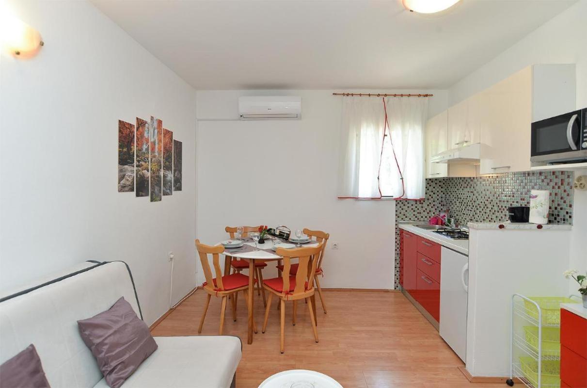 Spacious With Garden Apartment *