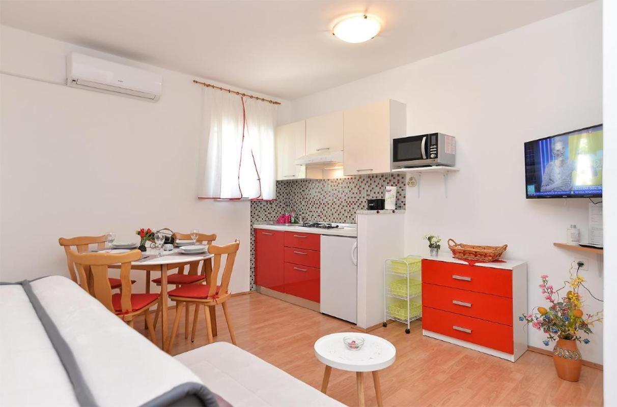 Spacious With Garden Apartment Poreč